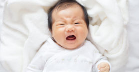 Cómo hacer que un bebé deje de llorar por la noche cuando está cuidando niños