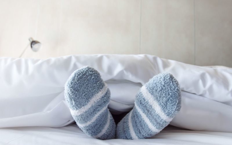 deshacerse de pies y manos frías naturalmente en la noche en la cama